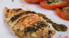 صدر بجبن “المودزاريلا” والطماطم