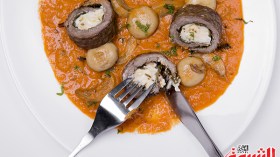 لحم العجل الملفوف بالسبانخ والجبن مع صلصة الطماطم بالفطر