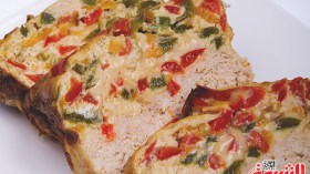 قالب الدجاج المفروم مع الفلفل بثلاثة ألوان