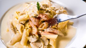 عجائن البيني بصلصة الجبن والدجاج