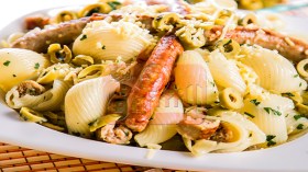 معكرونة بالنقانق