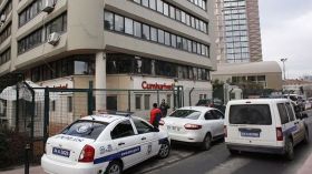 الشرطة التركية تعتقل رئيس تحرير صحيفة جمهوريت المعارضة