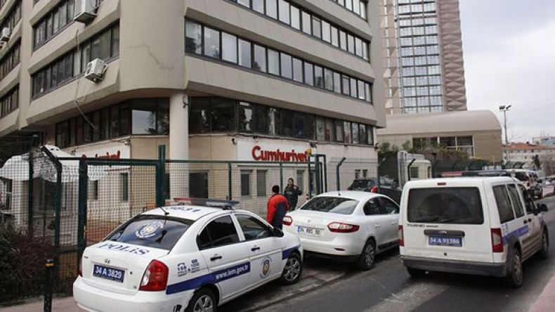 الشرطة التركية تعتقل رئيس تحرير صحيفة جمهوريت المعارضة