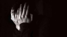 طلبت مني أن أنتظرها حتى يطلقها زوجها