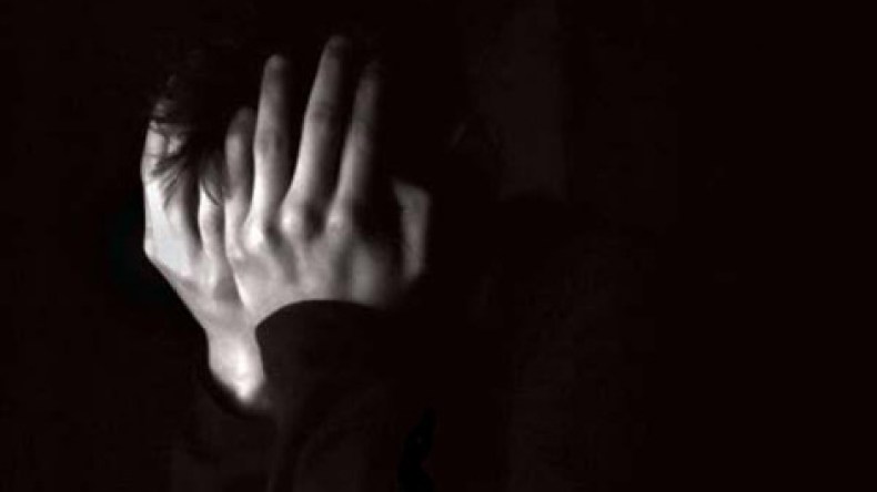 طلبت مني أن أنتظرها حتى يطلقها زوجها