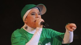 ديامس تلتحف العلم الجزائري والكوفية الفلسطينية وتلعن ساركوزي