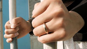 حينما تلعب الأيادي الناعمة بالخنجر و السيف