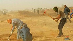 مئات الشباب يحفرون شوارع جانت بحثا عن الذهب