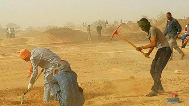 مئات الشباب يحفرون شوارع جانت بحثا عن الذهب