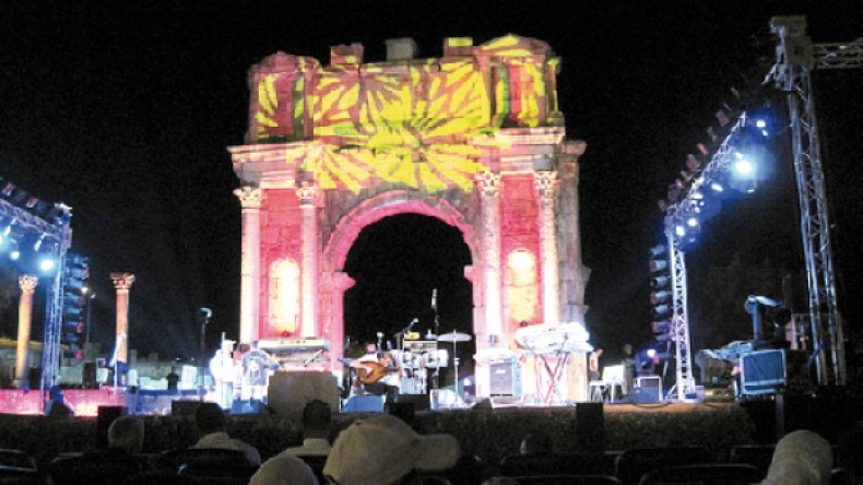 الدبكة السورية والأغنية السطايفية تلهبان ركح جميلة