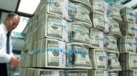 ارتفاع قيمة الدولار سيلهب أسعار السلع المستوردة