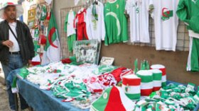 بقاء الخضر في المنافسة يجنب مئات التجار الخسارة