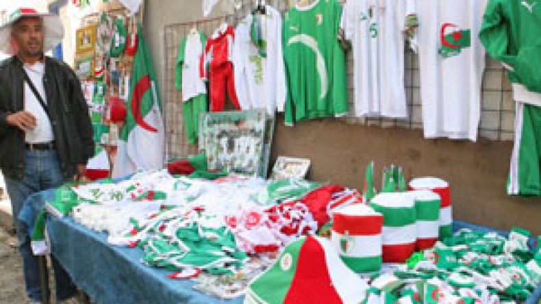 بقاء الخضر في المنافسة يجنب مئات التجار الخسارة