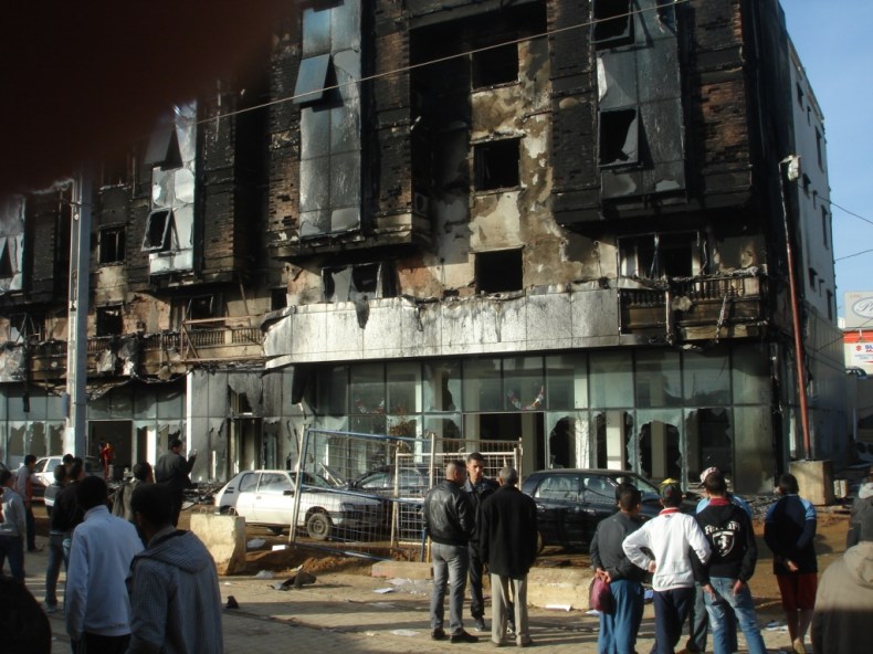 800 youngsters in Algiers work in coordination with security services to stop riots: 110 youngsters arrested, 320 security men wounded and 26 police stations destroyed