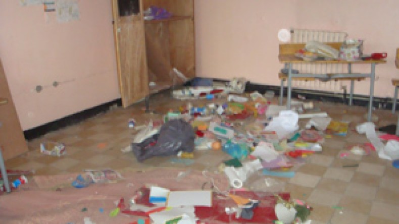 تخريب مدارس وملحقات إدارية واستعمال أسلحة بيضاء بمستغانم