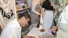 جمال لعلامي يوقع لمعجبيه بمعرض الكتاب الدولي