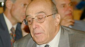 حكيم الجزائر يودّع “زمن الرداءة”