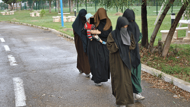 هكذا تعيش نساء الإرهابيين وأطفالهم في “كازمات” من دون ماء ولا دواء!