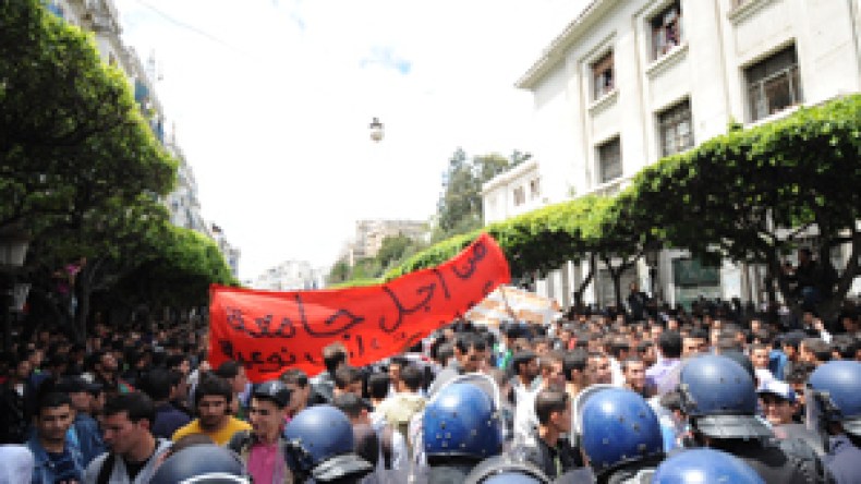 مسيرة الطلاب تتحول إلى اعتصام اختلطت فيه الشعارات الطلابية بالسياسية