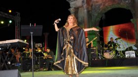 موسيقى  بمرجعية  الثورة  وأغان  تحررية  تحلق  في  سماء  الحرية