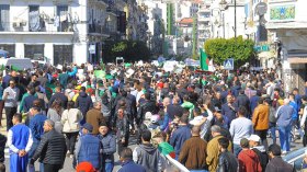 الحراك الشعبي يؤخر الجزائريين في التحضير لنكهة وطقوس شهر رمضان