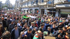 الحراك الشعبي هزم السلطة وأربك المعارضة