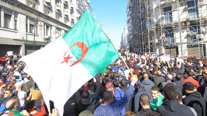 الحراك الشعبي “يفقه” الجزائريين في الدستور