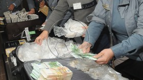 فتاة تحاول تهريب 200 مليون عبر مطار الجزائر