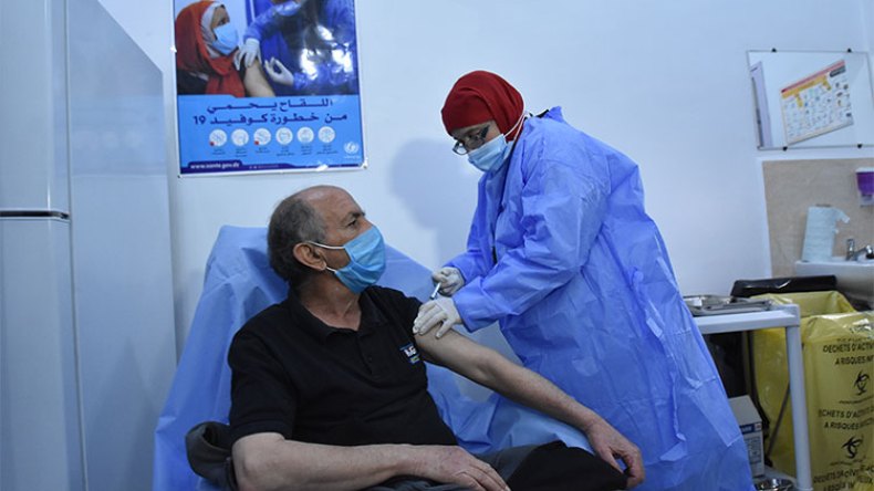 الوزير الأول يكسر عقدة الخوف ومسنون في مقدمة الصفوف