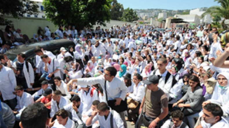 الأطباء المقيمون يخرجون إلى الشارع اليوم ويتمسكون بالإضراب