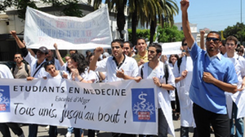 الأطباء المقيمون يؤجلون الفصل في استئناف الإضراب