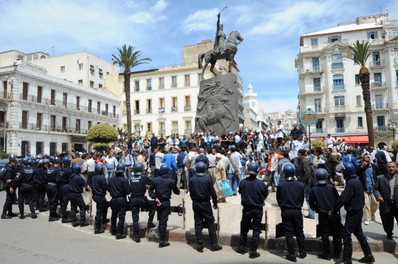 Thousand of youth removed from the Peopleâ€™s National Army protest in Algiers