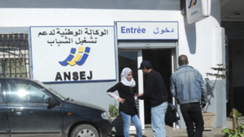 “مراقبون” لمرافقة الشباب بالبنوك والاستفادة من القروض خلال شهرين فقط