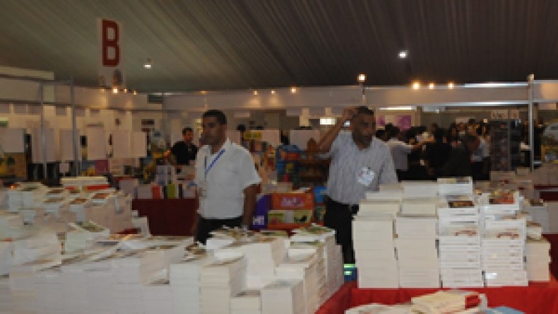 الحبيب السايح يتهم إدارة المعرض بإقصاء روايته “زهوة” من النشاطات الثقافية