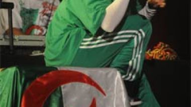 Elle se drape de l’emblème national et maudit Sarkozy : la chanteuse française de rap Diam’s fait un tabac à Alger