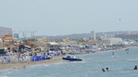 صائمون يزحفون نحو الشواطئ في اليوم الأول من رمضان