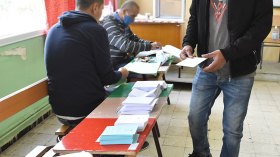 أحزاب تطلب تمديد آجال التوقيعات.. والرئيس يتعهد بالحلّ!