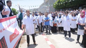 الطلبة الأطباء يتكتلون ويحتجون بالمستشفيات