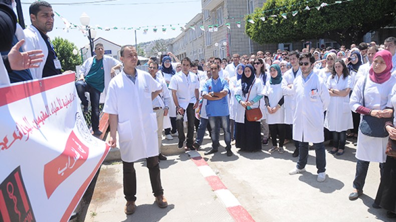 الطلبة الأطباء يتكتلون ويحتجون بالمستشفيات