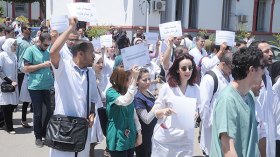 الأطباء والصيادلة يشلـّون المستشفيات ويعذبون المرضى