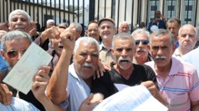المتقاعدون يعتصمون بـ”أول ماي” وسيدي السعيد يخفف آلامهم بمسكنات الثلاثية