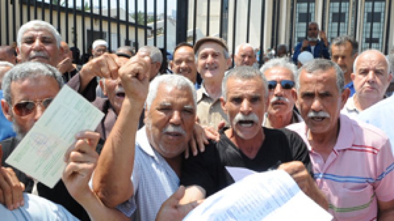 المتقاعدون يعتصمون بـ”أول ماي” وسيدي السعيد يخفف آلامهم بمسكنات الثلاثية