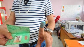 جزائريون يصنعون الطرفة في مراكز الإنتخاب