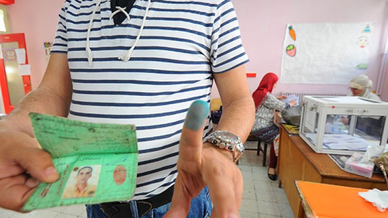 جزائريون يصنعون الطرفة في مراكز الإنتخاب