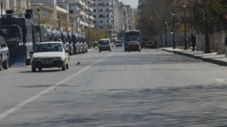 المواطنون يرفضون السطو على مطالبهم