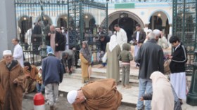 الجمع المسبق لزكاة الفطر يحدث جدلا