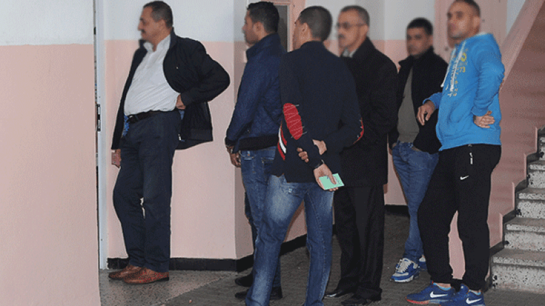 طوابير لشباب مجندين في “الحملة” أمام مكاتب التصويت