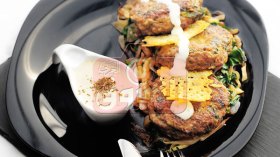 خبيزات اللحم المفروم بالسبانخ و صلصة الجبن بالحبق