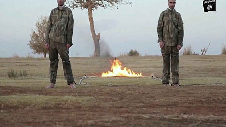 “داعش” يحرق جنديين تركيين وهما على قيد الحياة