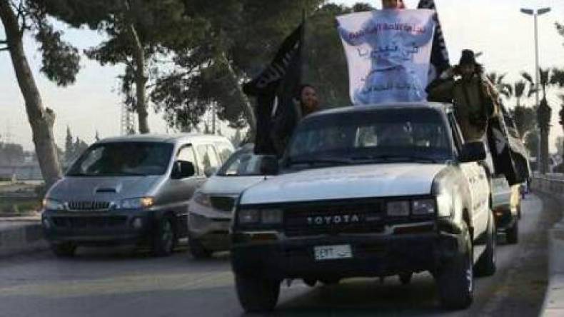 جنود البغدادي يحتفلون بمبايعة أبو بكر شيكاو في الرقة